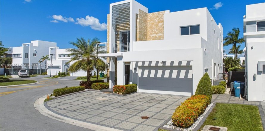 House in Doral, Florida 4 bedrooms, 258.45 sq.m. № 1953660