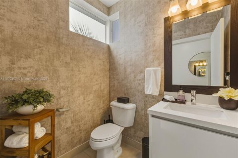 House in Doral, Florida 4 bedrooms, 258.45 sq.m. № 1953660 - photo 12