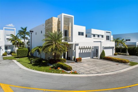 House in Doral, Florida 4 bedrooms, 258.45 sq.m. № 1953660 - photo 8