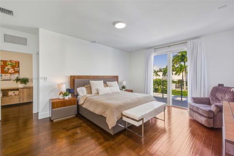 House in Doral, Florida 4 bedrooms, 258.45 sq.m. № 1953660 - photo 4