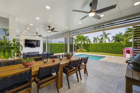 House in Doral, Florida 4 bedrooms, 258.45 sq.m. № 1953660 - photo 5