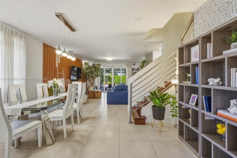 House in Doral, Florida 4 bedrooms, 258.45 sq.m. № 1953660 - photo 18