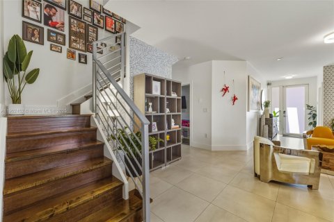 House in Doral, Florida 4 bedrooms, 258.45 sq.m. № 1953660 - photo 20