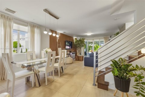 House in Doral, Florida 4 bedrooms, 258.45 sq.m. № 1953660 - photo 17