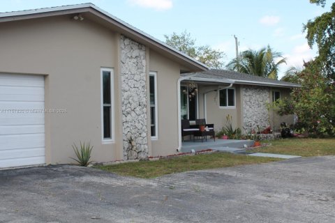 House in Miramar, Florida 4 bedrooms, 200.85 sq.m. № 1726320 - photo 2