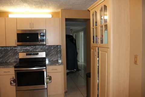 House in Miramar, Florida 4 bedrooms, 200.85 sq.m. № 1726320 - photo 9