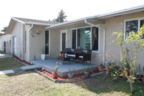 House in Miramar, Florida 4 bedrooms, 200.85 sq.m. № 1726320 - photo 1