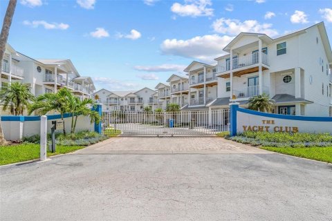 Townhouse in North Redington Beach, Florida 3 bedrooms, 211.26 sq.m. № 1865948 - photo 4