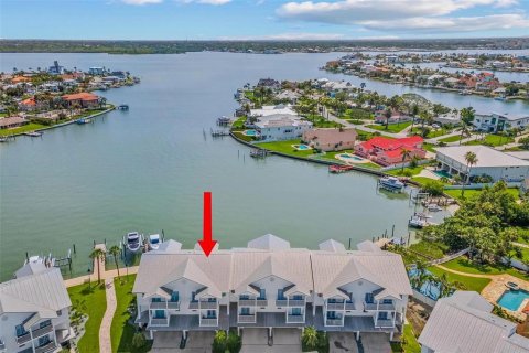 Townhouse in North Redington Beach, Florida 3 bedrooms, 211.26 sq.m. № 1865948 - photo 3