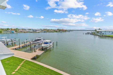 Townhouse in North Redington Beach, Florida 3 bedrooms, 211.26 sq.m. № 1865948 - photo 21