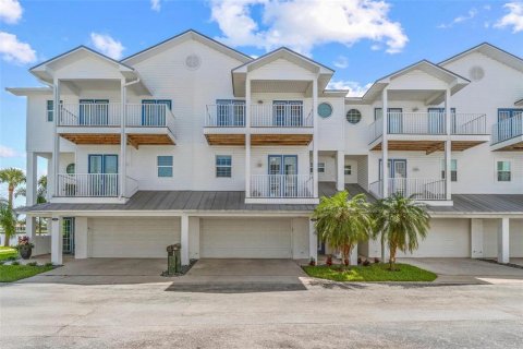 Townhouse in North Redington Beach, Florida 3 bedrooms, 211.26 sq.m. № 1865948 - photo 2