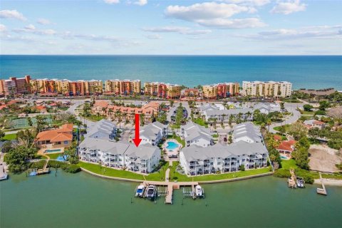 Townhouse in North Redington Beach, Florida 3 bedrooms, 211.26 sq.m. № 1865948 - photo 1