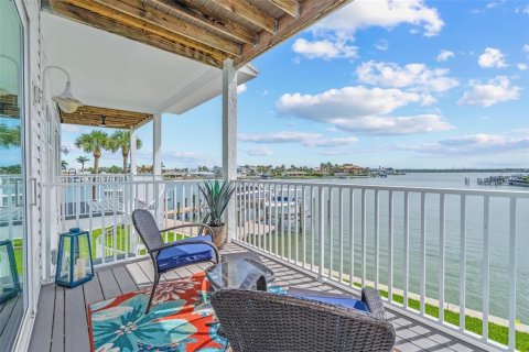 Townhouse in North Redington Beach, Florida 3 bedrooms, 211.26 sq.m. № 1865948 - photo 18
