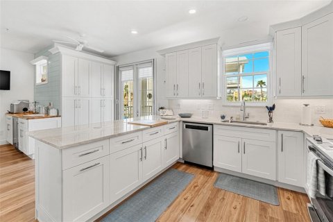 Townhouse in North Redington Beach, Florida 3 bedrooms, 211.26 sq.m. № 1865948 - photo 10