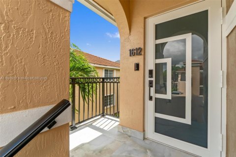 Condominio en alquiler en Miami, Florida, 3 dormitorios, 106.84 m2 № 1946338 - foto 1