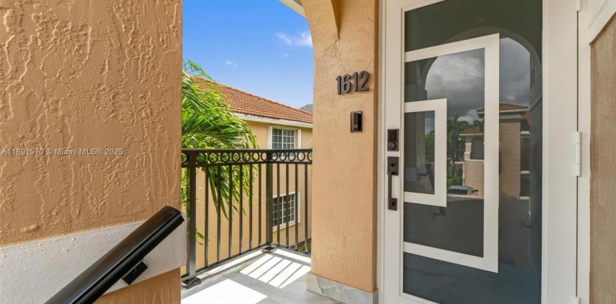 Condominio en Miami, Florida, 3 dormitorios  № 1946338