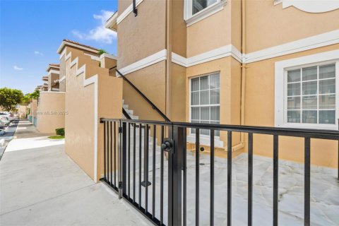 Condominio en alquiler en Miami, Florida, 3 dormitorios, 106.84 m2 № 1946338 - foto 20