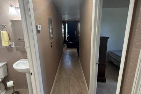 House in Pompano Beach, Florida 3 bedrooms, 83.61 sq.m. № 2068559 - photo 14