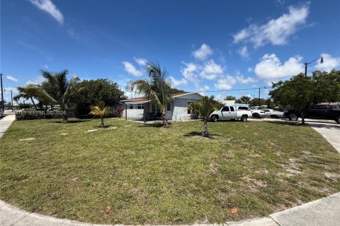 House in Pompano Beach, Florida 3 bedrooms, 83.61 sq.m. № 2068559 - photo 3
