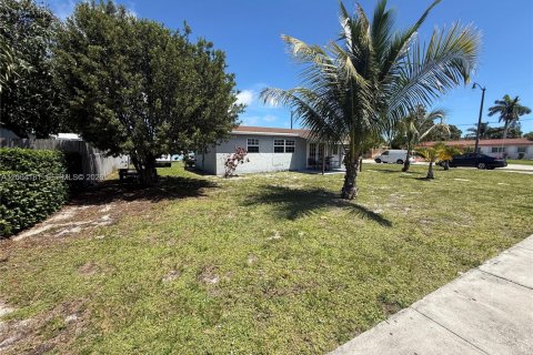 House in Pompano Beach, Florida 3 bedrooms, 83.61 sq.m. № 2068559 - photo 2