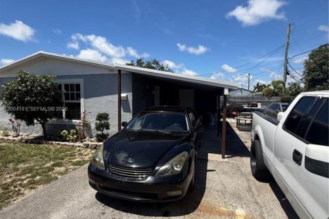 House in Pompano Beach, Florida 3 bedrooms, 83.61 sq.m. № 2068559 - photo 6