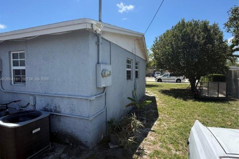 House in Pompano Beach, Florida 3 bedrooms, 83.61 sq.m. № 2068559 - photo 8