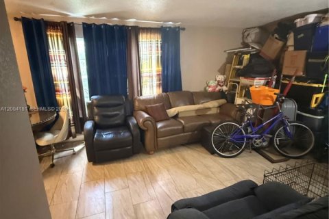 House in Pompano Beach, Florida 3 bedrooms, 83.61 sq.m. № 2068559 - photo 10