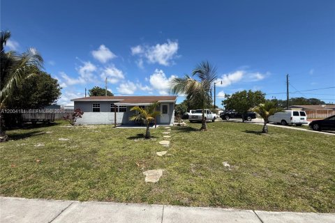 House in Pompano Beach, Florida 3 bedrooms, 83.61 sq.m. № 2068559