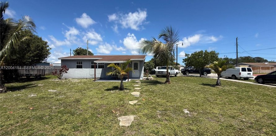 House in Pompano Beach, Florida 3 bedrooms, 83.61 sq.m. № 2068559