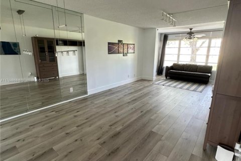 Condo in Sunrise, Florida, 1 bedroom  № 1860750 - photo 9