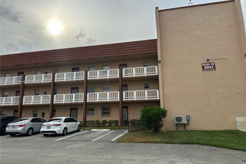 Condo in Sunrise, Florida, 1 bedroom  № 1860750 - photo 1