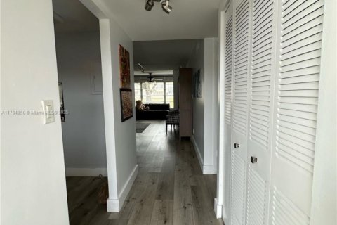 Condo in Sunrise, Florida, 1 bedroom  № 1860750 - photo 3