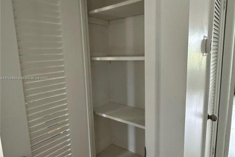 Condo in Sunrise, Florida, 1 bedroom  № 1860750 - photo 14