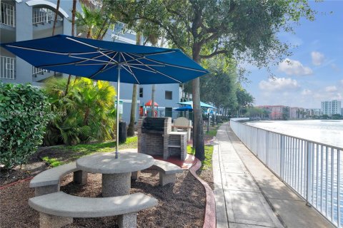 Condo in Miami, Florida, 1 bedroom № 1985914 - photo 13