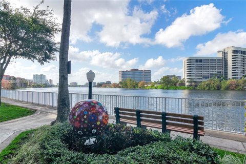 Condo in Miami, Florida, 1 bedroom № 1985914 - photo 1