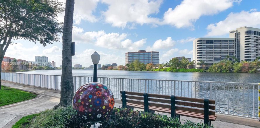 Condo in Miami, Florida, 1 bedroom № 1985914