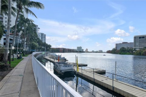 Condo in Miami, Florida, 1 bedroom № 1985914 - photo 12