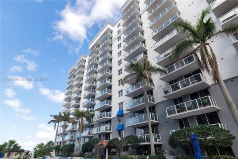 Condo in Miami, Florida, 1 bedroom № 1985914 - photo 10