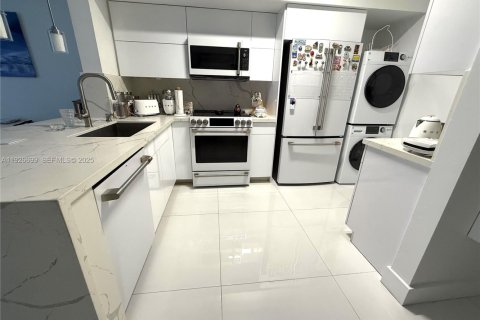 Condo in Miami, Florida, 1 bedroom № 1985914 - photo 4