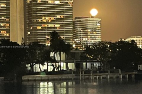 Copropriété à louer à Bay Harbor Islands, Floride: 2 chambres, 120.77 m2 № 1989452 - photo 2