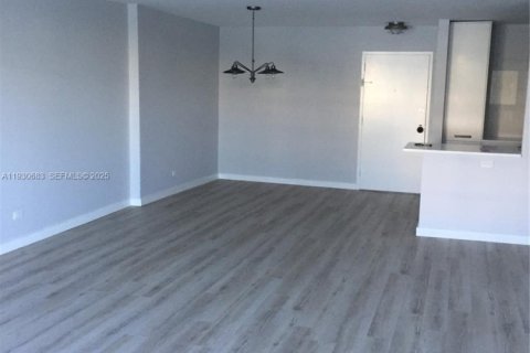 Copropriété à louer à Bay Harbor Islands, Floride: 2 chambres, 120.77 m2 № 1989452 - photo 19