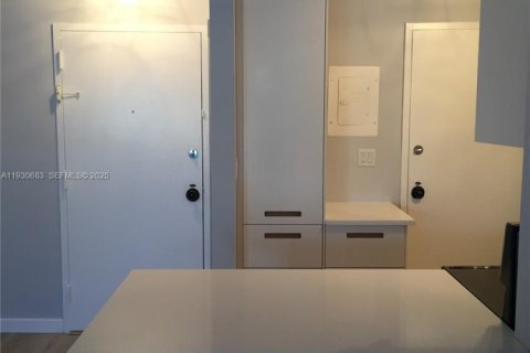 Copropriété à louer à Bay Harbor Islands, Floride: 2 chambres, 120.77 m2 № 1989452 - photo 13