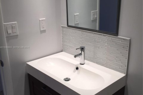 Copropriété à louer à Bay Harbor Islands, Floride: 2 chambres, 120.77 m2 № 1989452 - photo 18