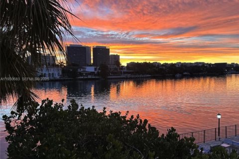 Copropriété à louer à Bay Harbor Islands, Floride: 2 chambres, 120.77 m2 № 1989452 - photo 1