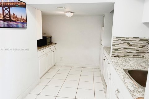 Снять в аренду коммерческую недвижимость в Хайалиа, Флорида 1 спальня, 248.05м2, № 2003868 - фото 6