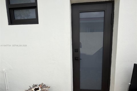 Коммерческая недвижимость в Хайалиа, Флорида 1 спальня, 248.05м2 № 2003868