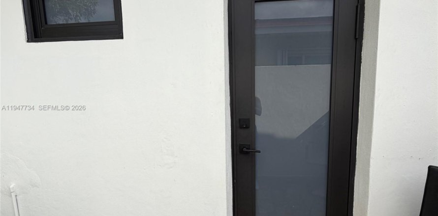 Коммерческая недвижимость в Хайалиа, Флорида 1 спальня, 248.05м2 № 2003868