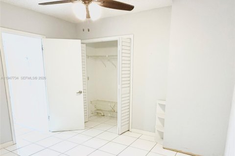 Снять в аренду коммерческую недвижимость в Хайалиа, Флорида 1 спальня, 248.05м2, № 2003868 - фото 4