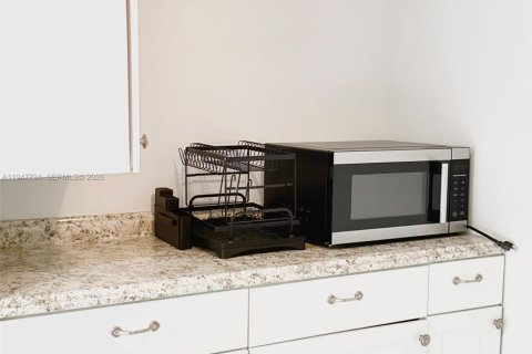 Снять в аренду коммерческую недвижимость в Хайалиа, Флорида 1 спальня, 248.05м2, № 2003868 - фото 10