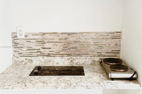 Снять в аренду коммерческую недвижимость в Хайалиа, Флорида 1 спальня, 248.05м2, № 2003868 - фото 8